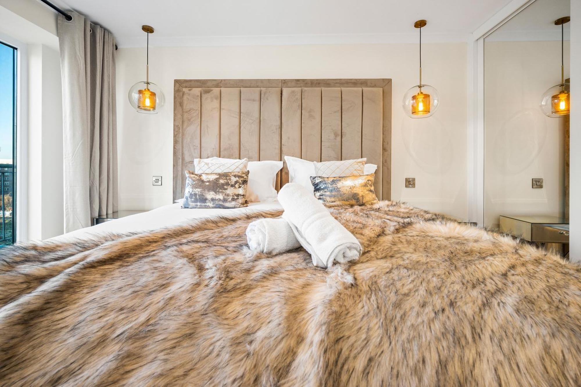 Luxury 3 Bedroom Penthouse - City Centre - Terrace - Hot Tub - Gym - 21mb Apartment *