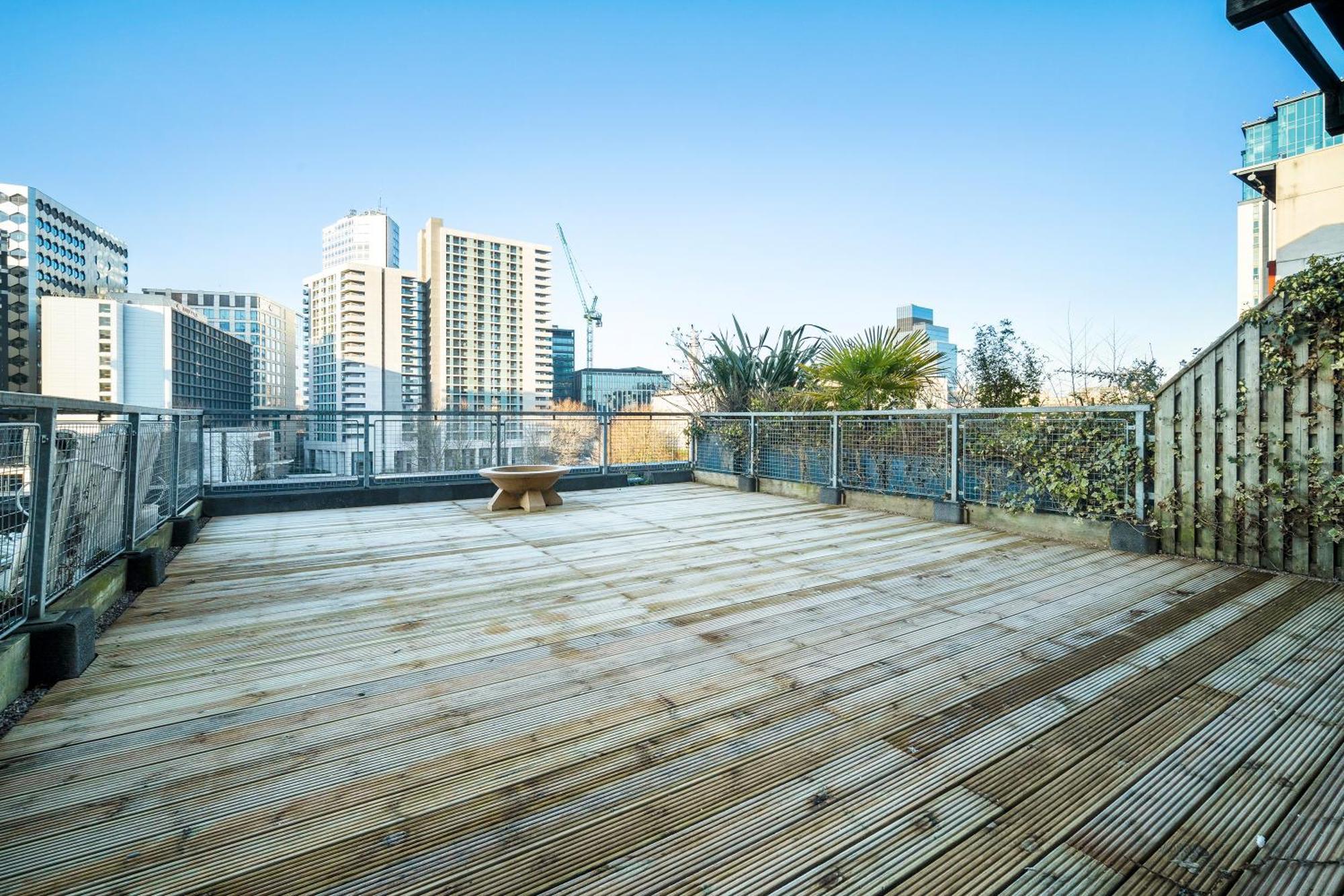 Luxury 3 Bedroom Penthouse - City Centre - Terrace - Hot Tub - Gym - 21mb Birmingham