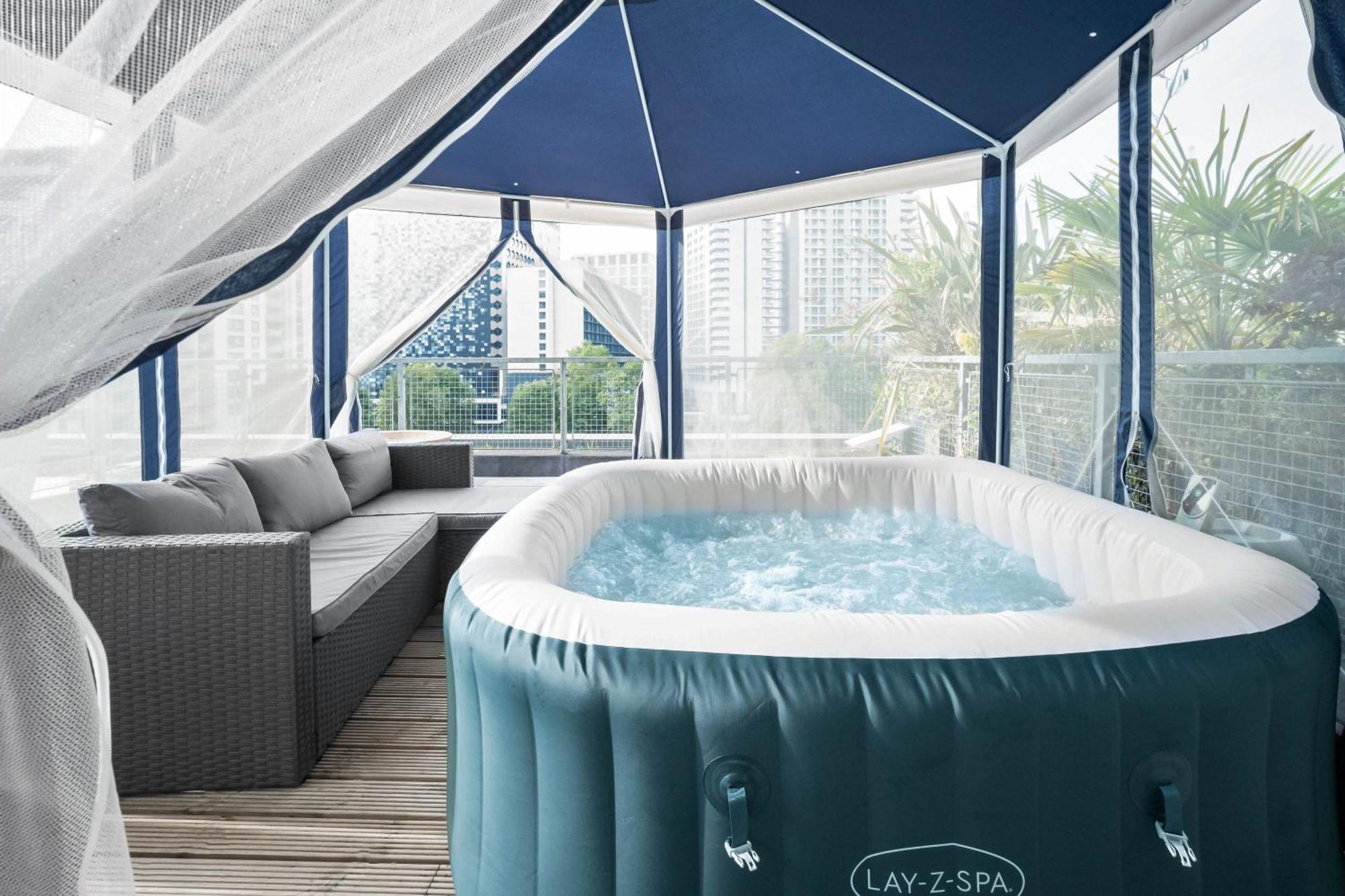 Luxury 3 Bedroom Penthouse - City Centre - Terrace - Hot Tub - Gym - 21mb Apartment