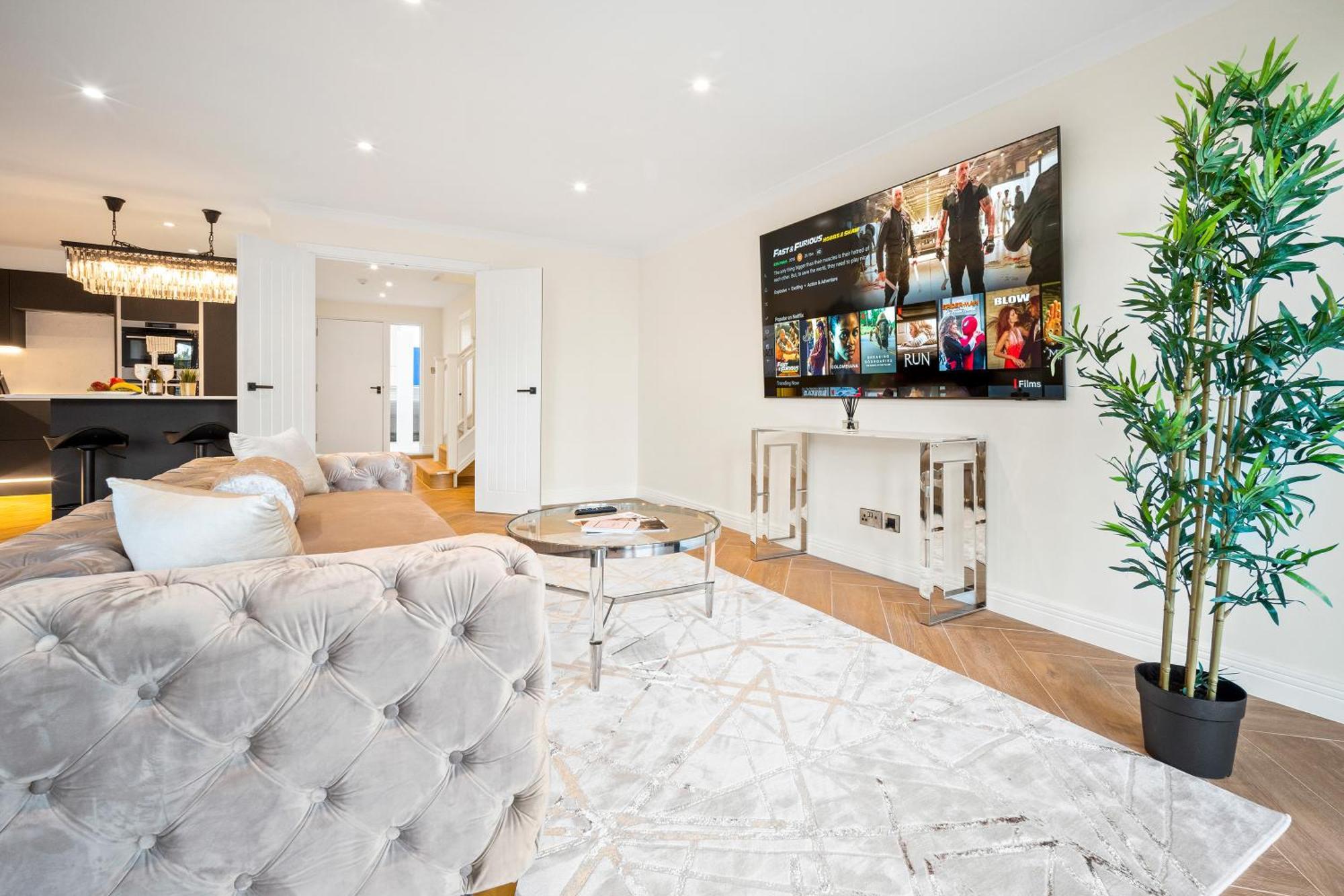 Luxury 3 Bedroom Penthouse - City Centre - Terrace - Hot Tub - Gym - 21mb Apartment *