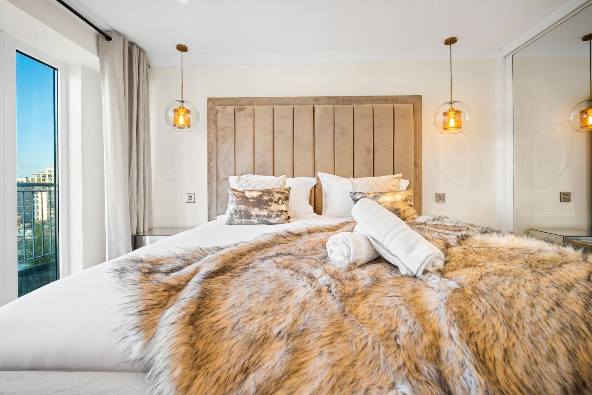 Luxury 3 Bedroom Penthouse - City Centre - Terrace - Hot Tub - Gym - 21mb Apartment *
