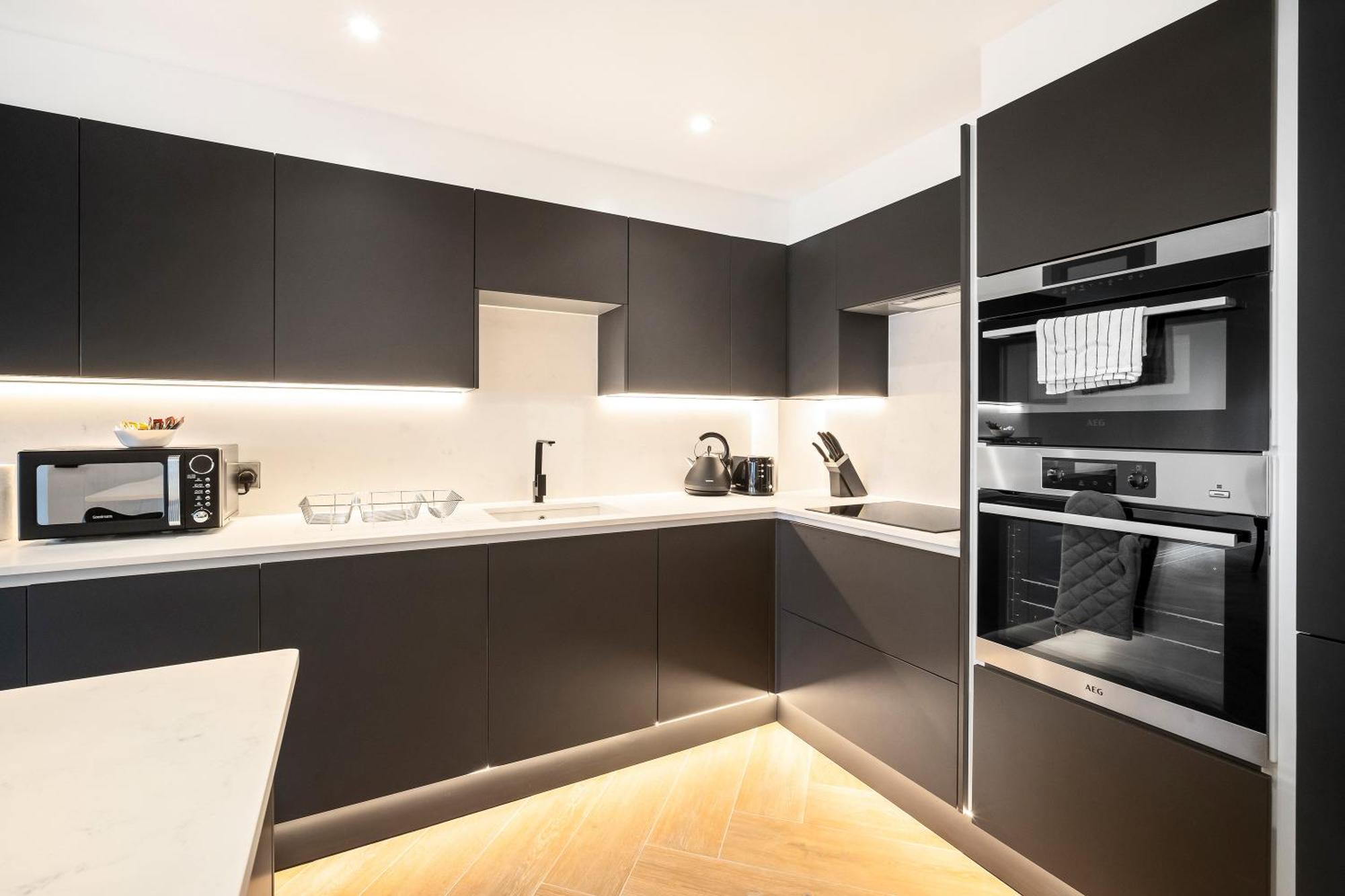 Luxury 3 Bedroom Penthouse - City Centre - Terrace - Hot Tub - Gym - 21mb Apartment