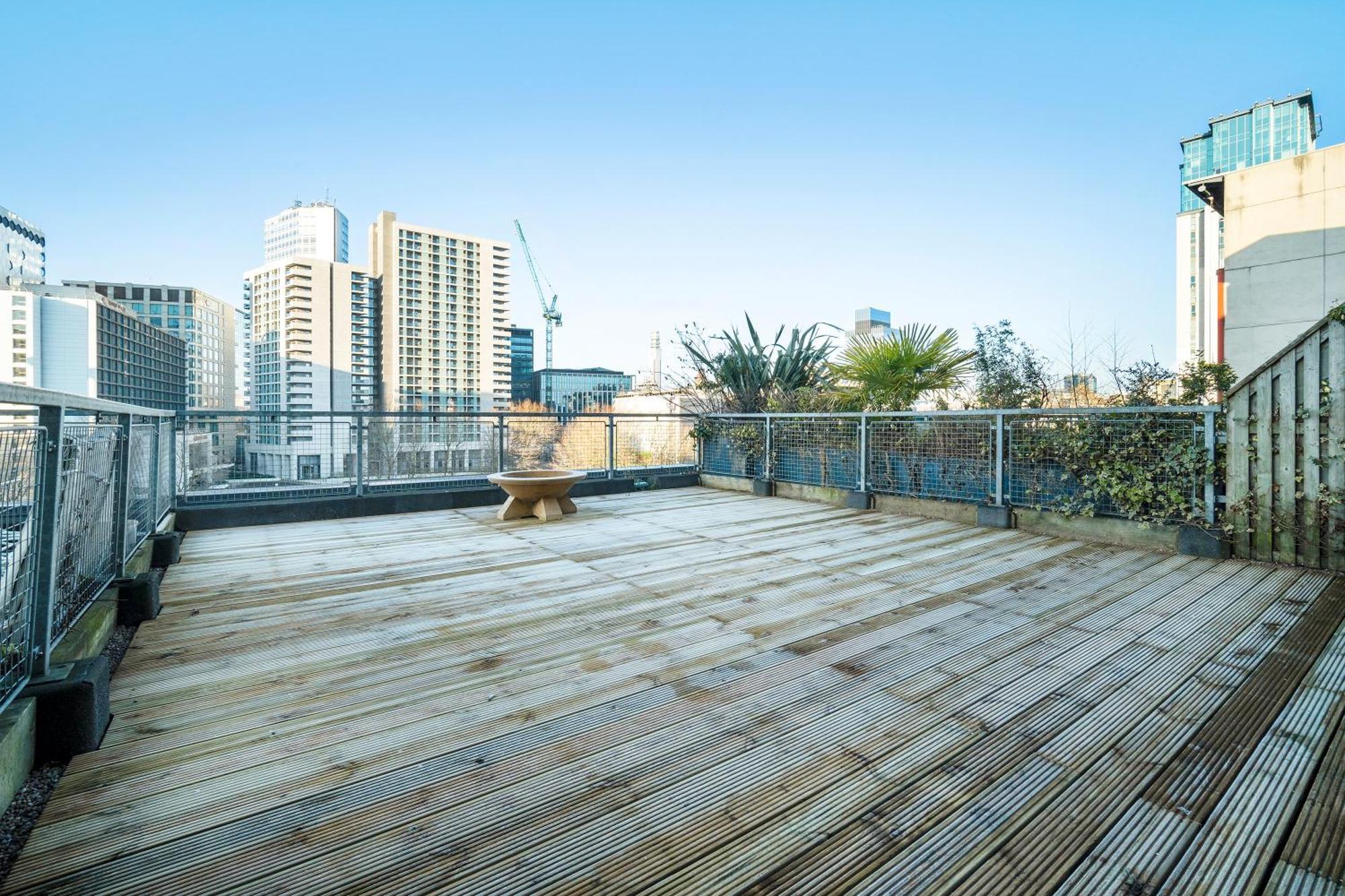 Luxury 3 Bedroom Penthouse - City Centre - Terrace - Hot Tub - Gym - 21mb Apartment *