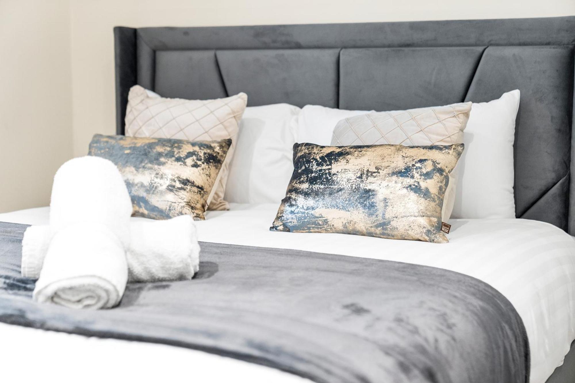 Luxury 3 Bedroom Penthouse - City Centre - Terrace - Hot Tub - Gym - 21mb