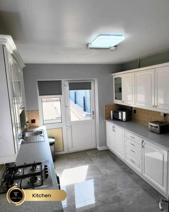 Luxury 5-bedroom House, Center *