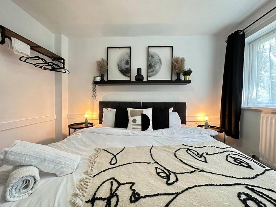 Apartment Cosy Retreat: Near Attractions & Comfortable! *