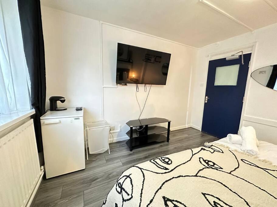 Apartment Cosy Retreat: Near Attractions & Comfortable!