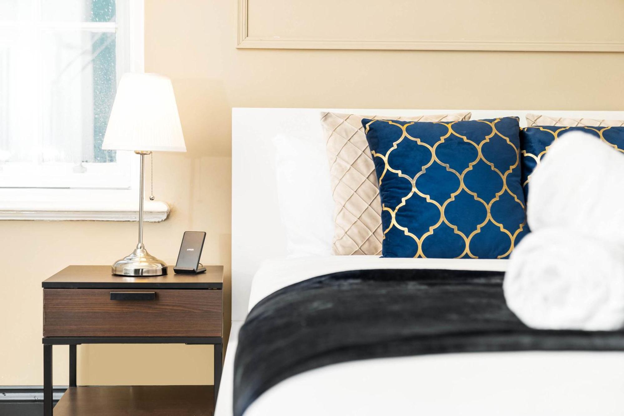 Luxury 2 Bedroom - Secure Parking - Near Centre - C6k - Rated - Netflix - Wifi - Smart Tv Apartment *