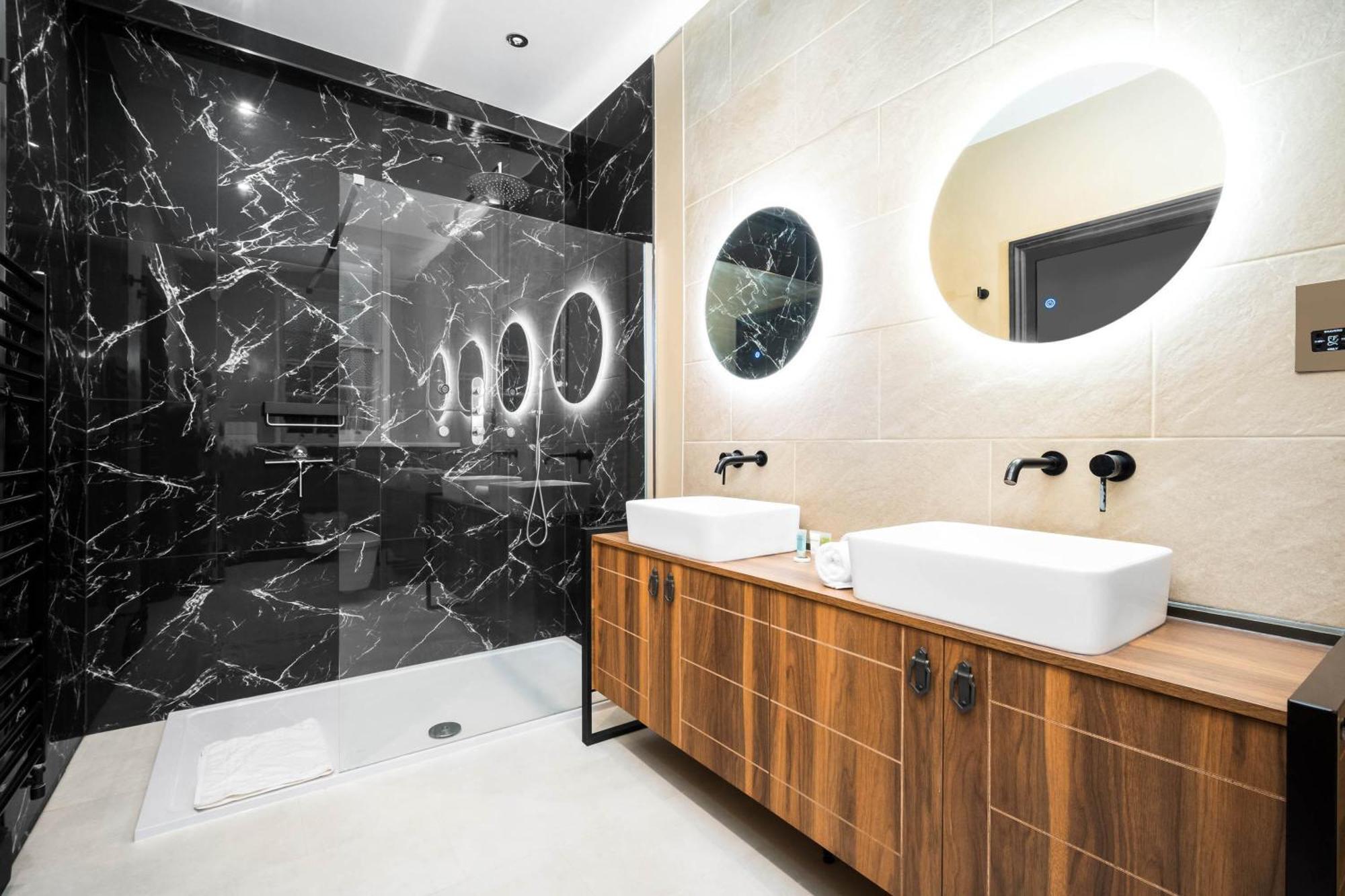 Apartment Luxury 2 Bedroom - Secure Parking - Near Centre - C6k - Rated - Netflix - Wifi - Smart Tv Birmingham