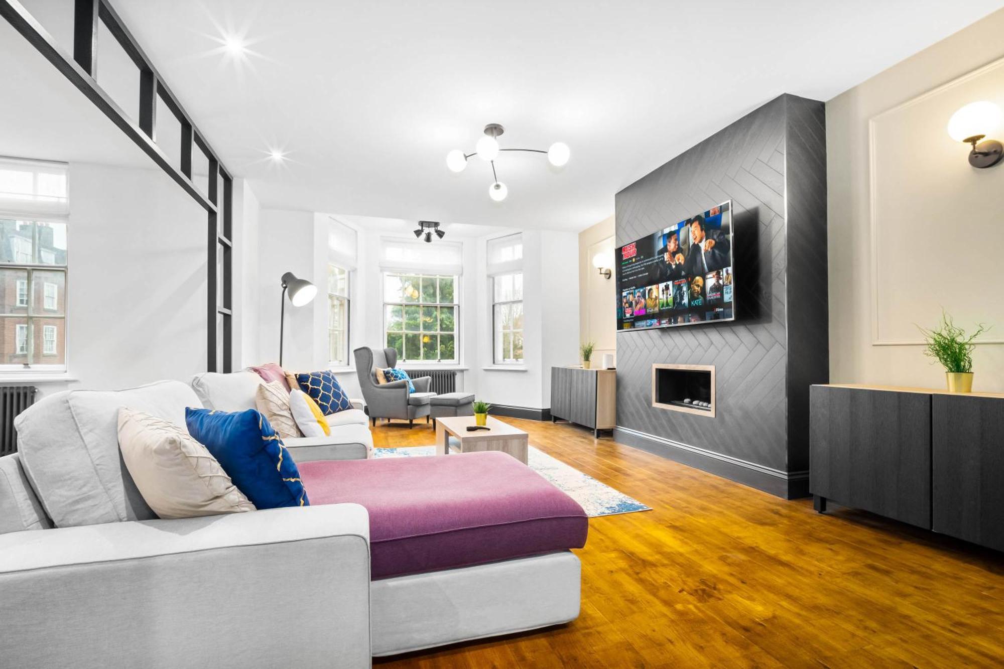 Apartment Luxury 2 Bedroom - Secure Parking - Near Centre - C6k - Rated - Netflix - Wifi - Smart Tv