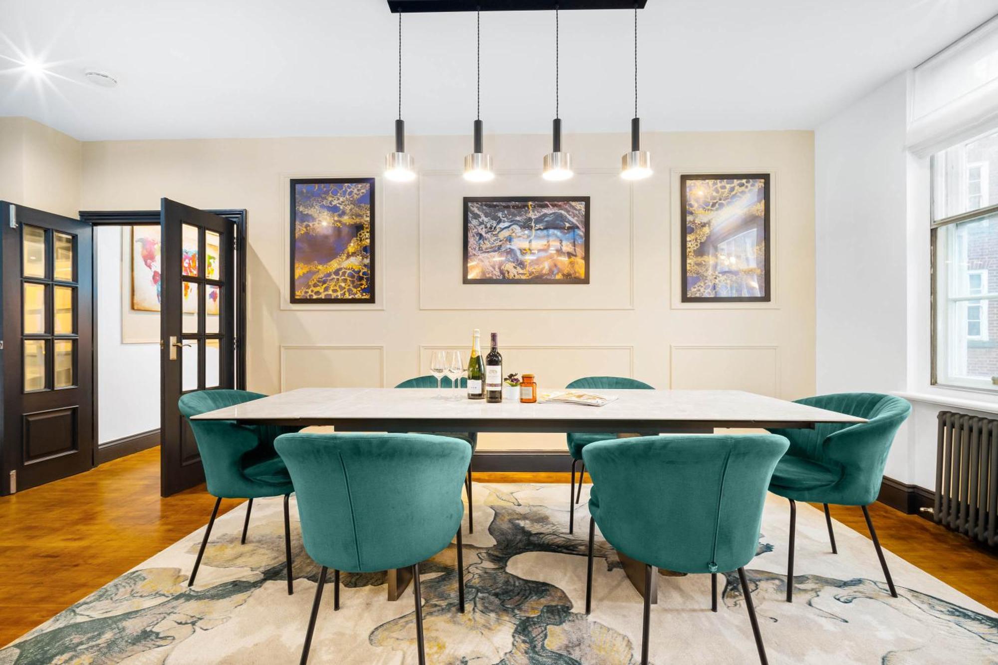 Luxury 2 Bedroom - Secure Parking - Near Centre - C6k - Rated - Netflix - Wifi - Smart Tv *