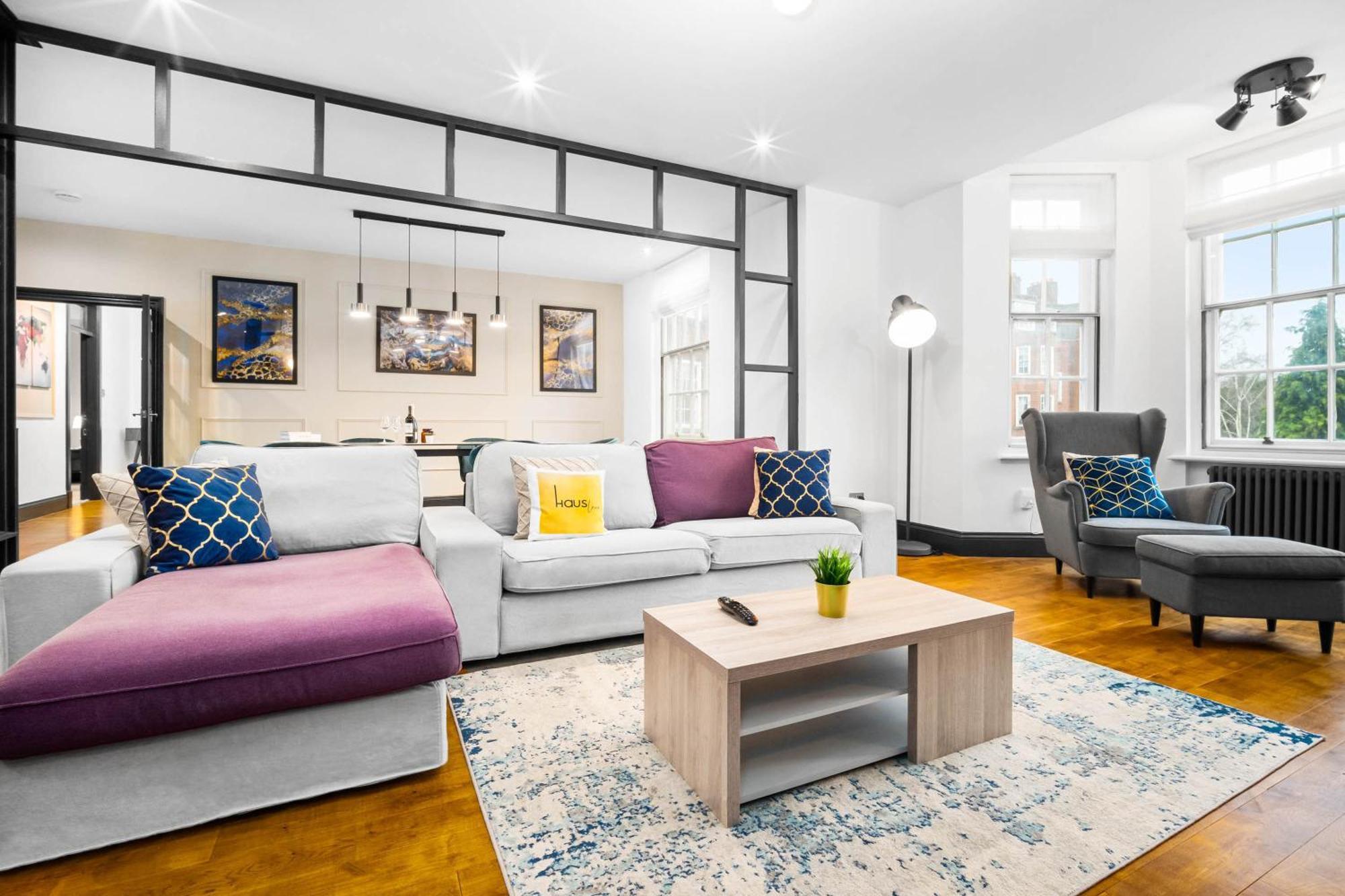 Luxury 2 Bedroom - Secure Parking - Near Centre - C6k - Rated - Netflix - Wifi - Smart Tv