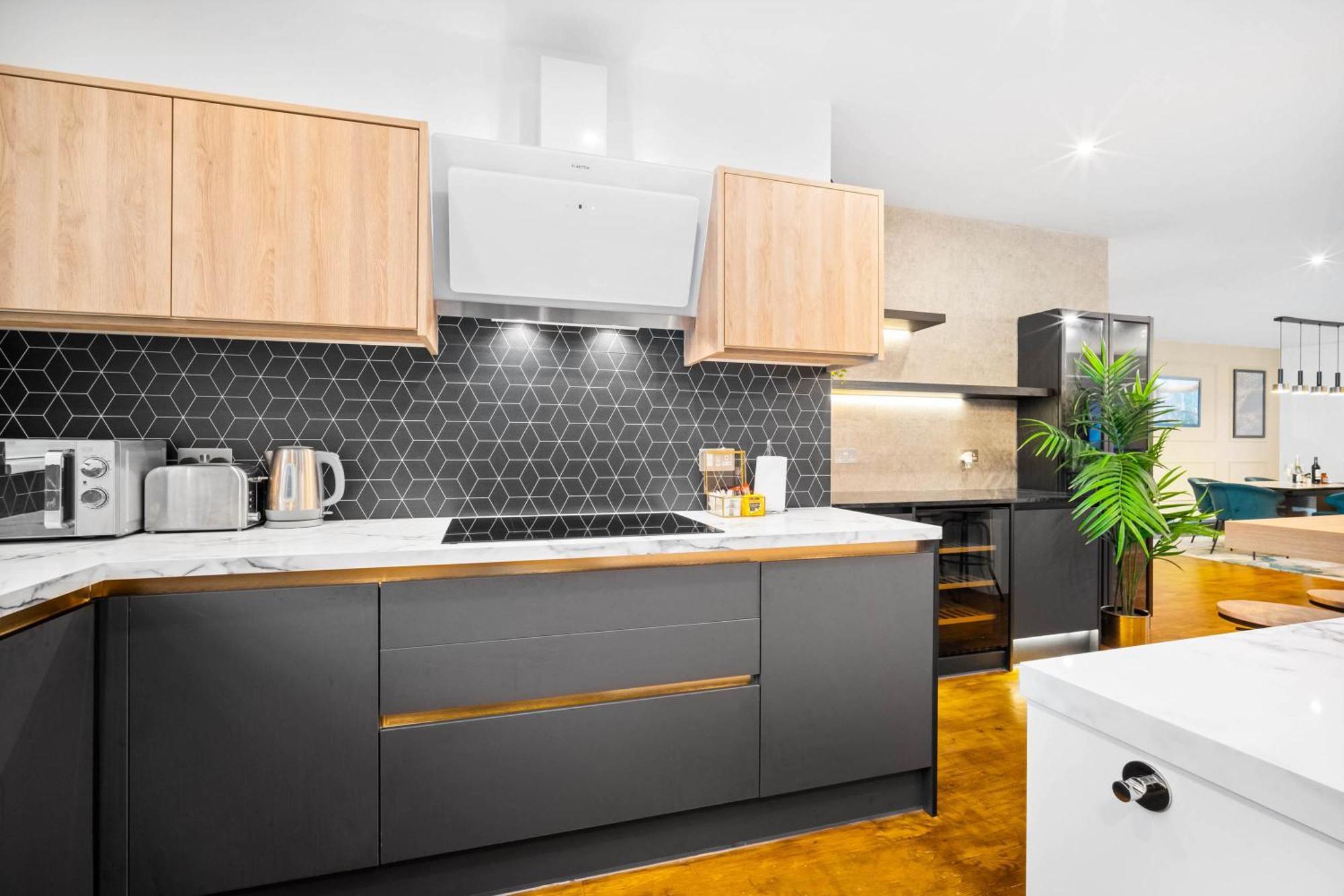 Luxury 2 Bedroom - Secure Parking - Near Centre - C6k - Rated - Netflix - Wifi - Smart Tv * Birmingham