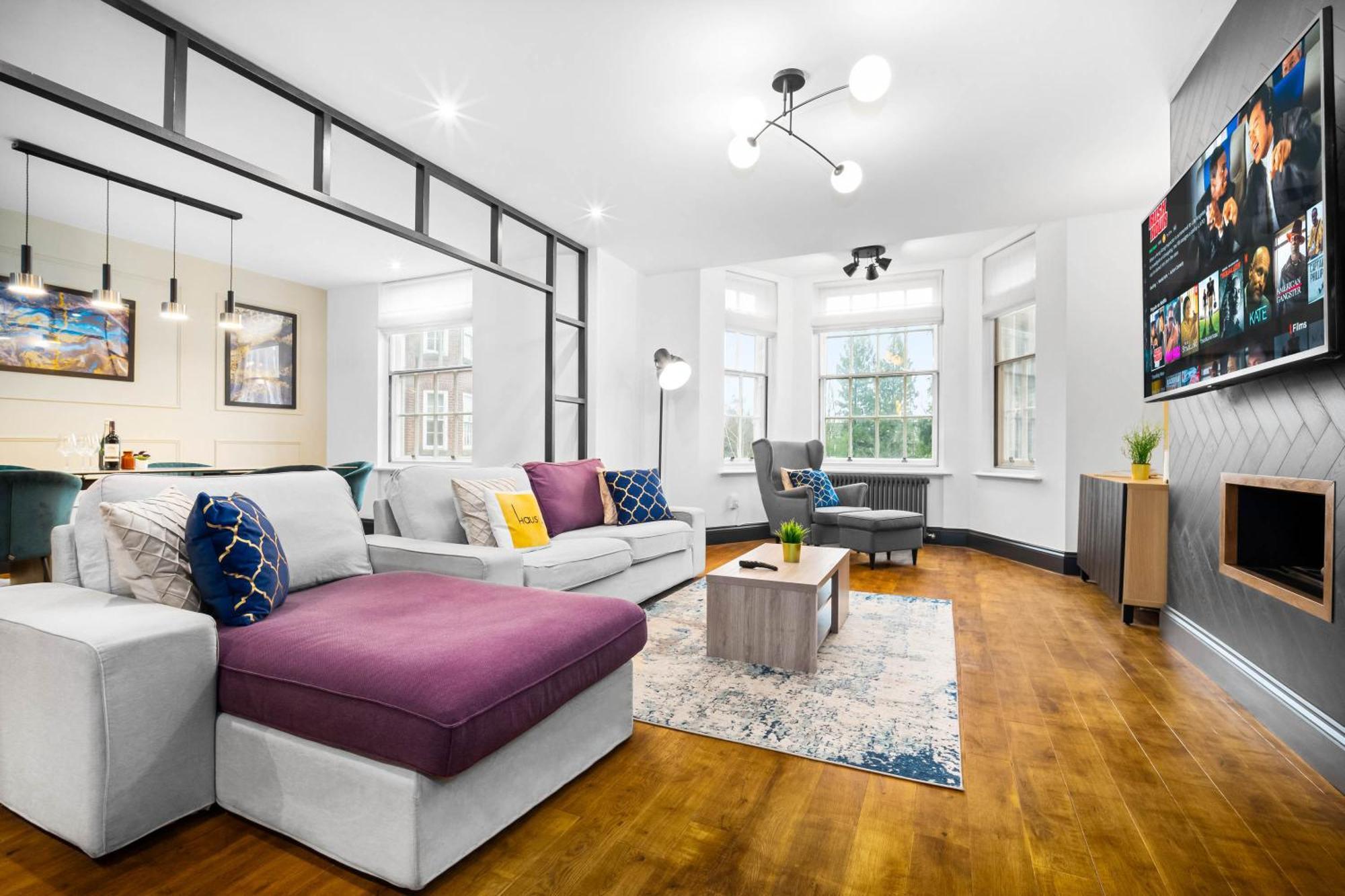 Luxury 2 Bedroom - Secure Parking - Near Centre - C6k - Rated - Netflix - Wifi - Smart Tv