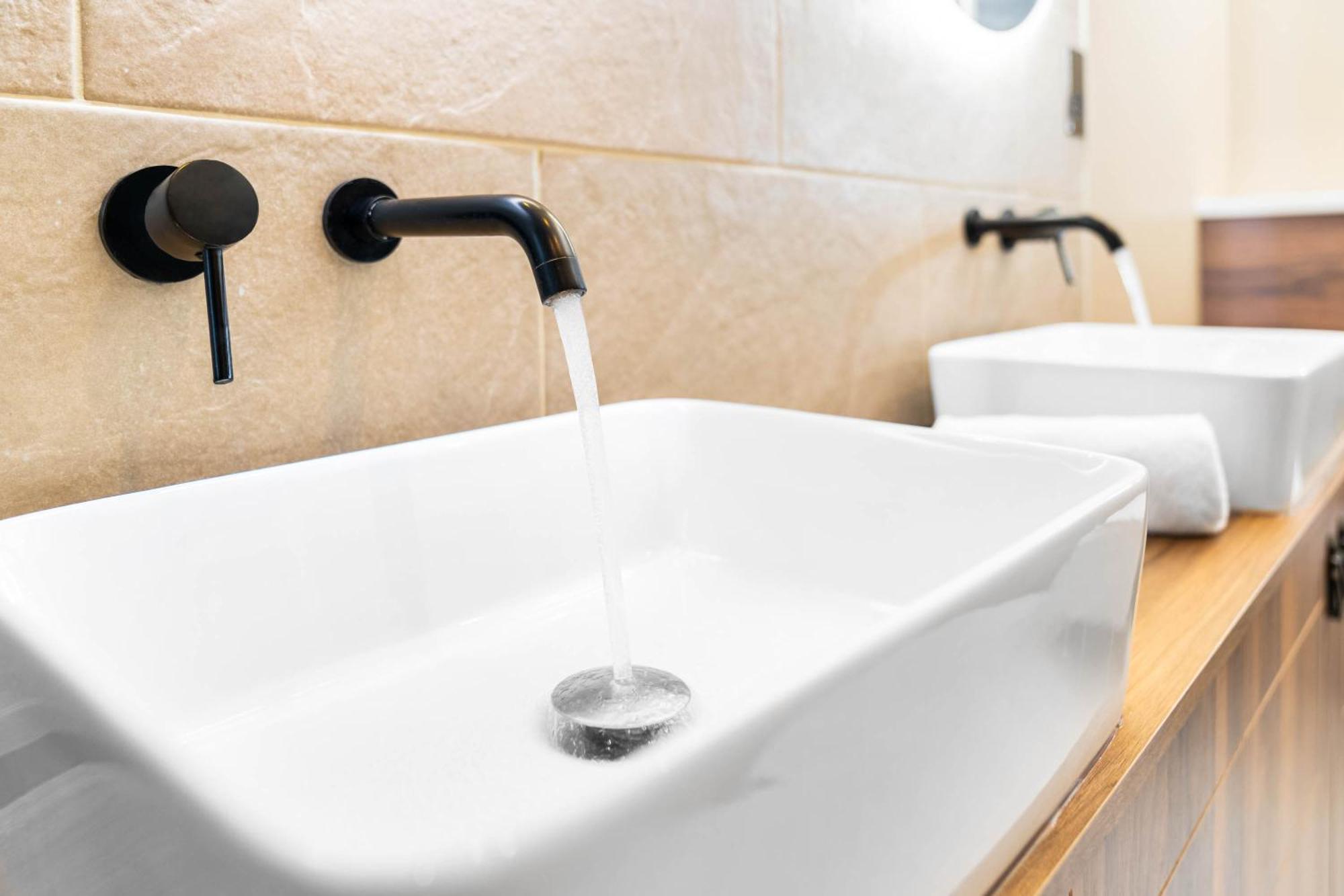 Apartment Luxury 2 Bedroom - Secure Parking - Near Centre - C6k - Rated - Netflix - Wifi - Smart Tv *
