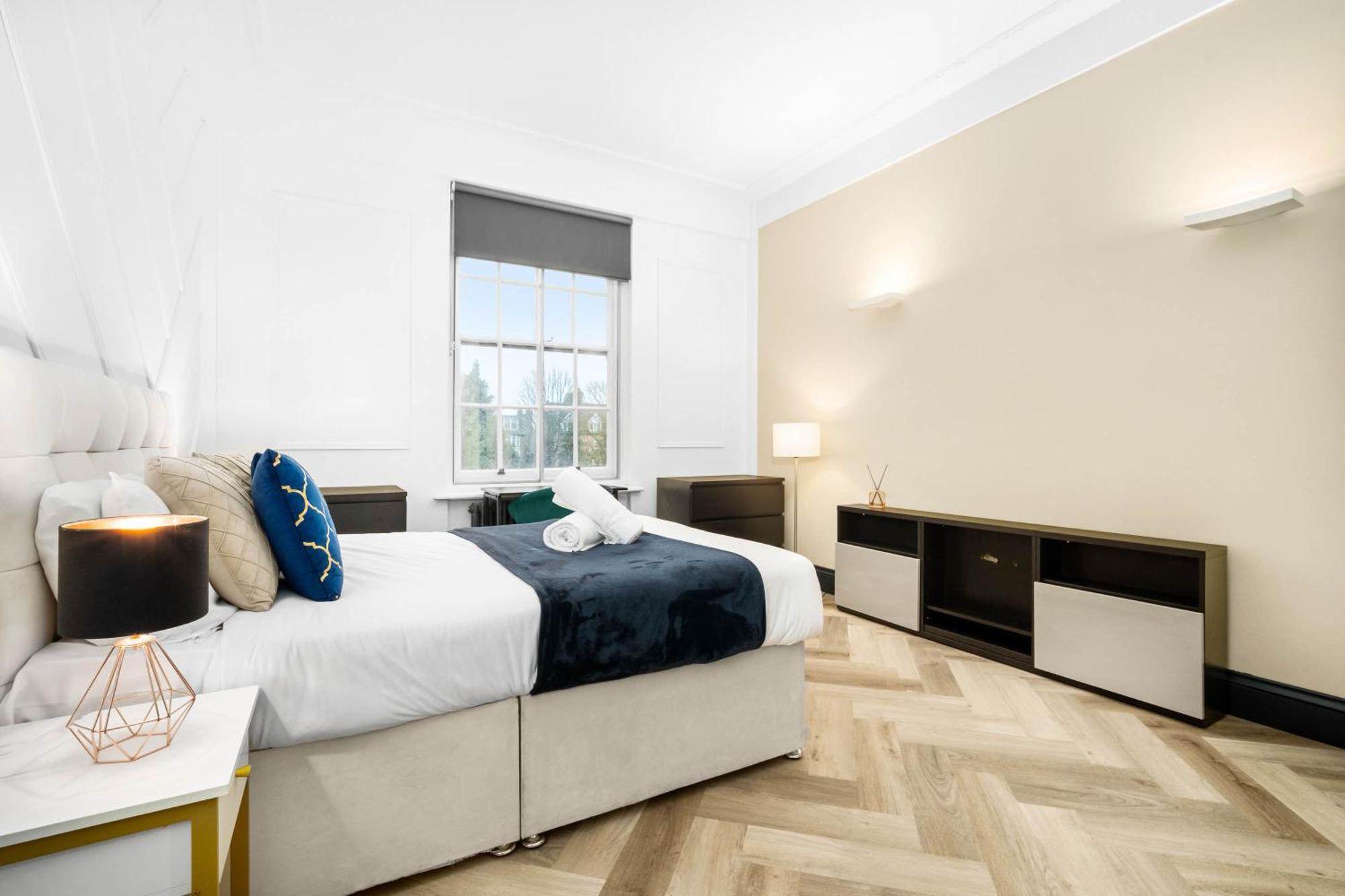 Luxury 2 Bedroom - Secure Parking - Near Centre - C6k - Rated - Netflix - Wifi - Smart Tv Apartment