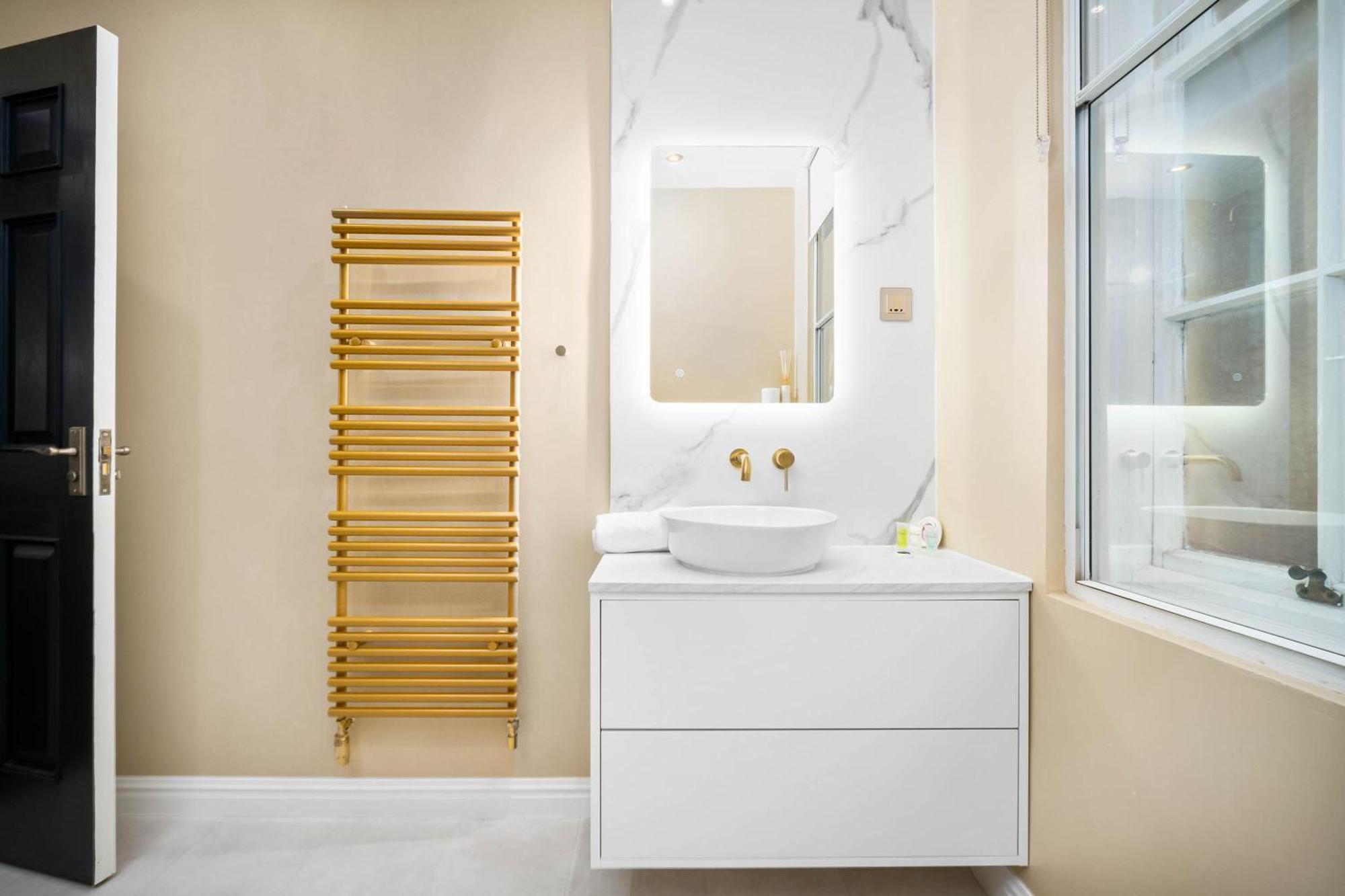 Luxury 2 Bedroom - Secure Parking - Near Centre - C6k - Rated - Netflix - Wifi - Smart Tv