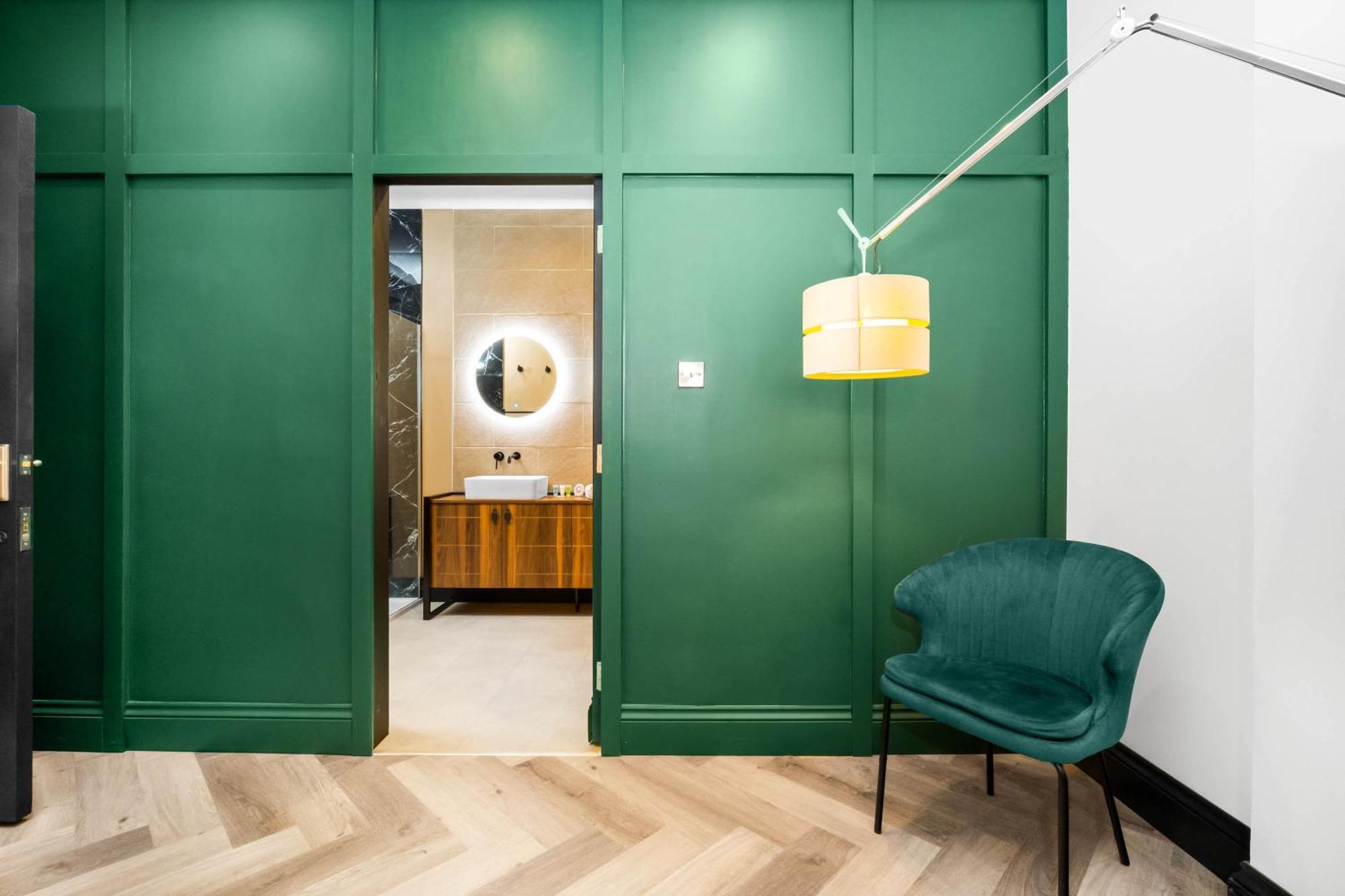 Apartment Luxury 2 Bedroom - Secure Parking - Near Centre - C6k - Rated - Netflix - Wifi - Smart Tv