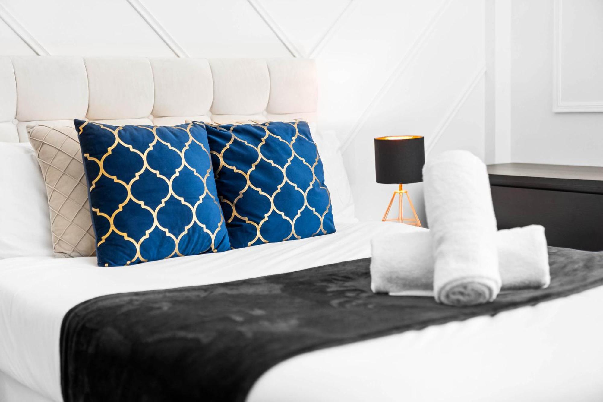 Luxury 2 Bedroom - Secure Parking - Near Centre - C6k - Rated - Netflix - Wifi - Smart Tv