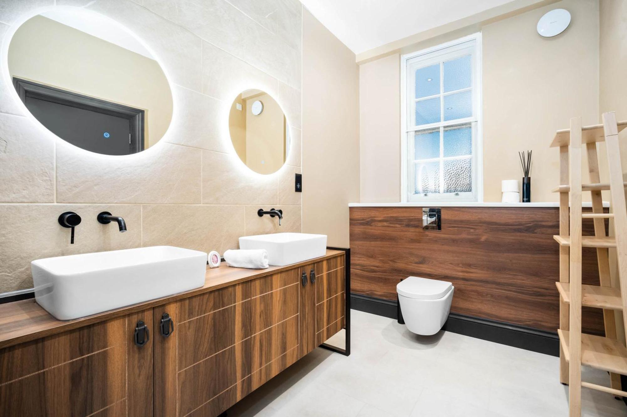 Apartment Luxury 2 Bedroom - Secure Parking - Near Centre - C6k - Rated - Netflix - Wifi - Smart Tv