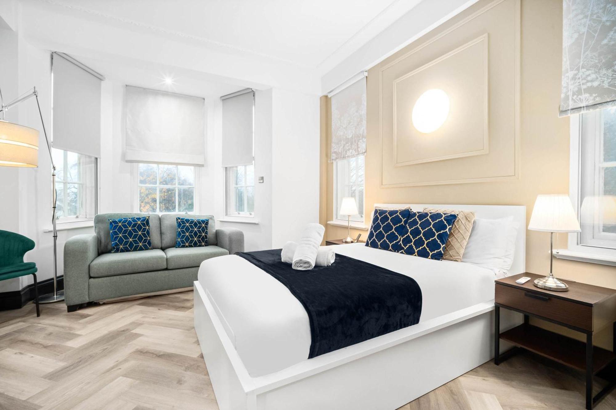Luxury 2 Bedroom - Secure Parking - Near Centre - C6k - Rated - Netflix - Wifi - Smart Tv Apartment