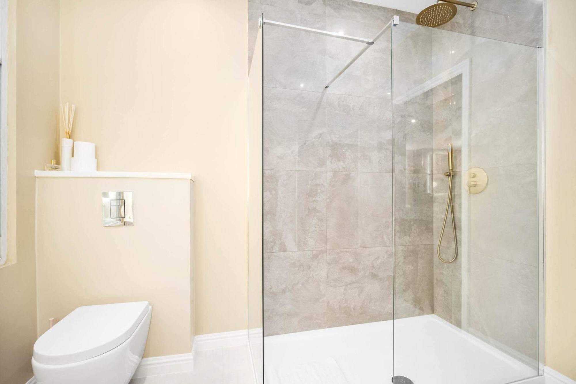 Luxury 2 Bedroom - Secure Parking - Near Centre - C6k - Rated - Netflix - Wifi - Smart Tv