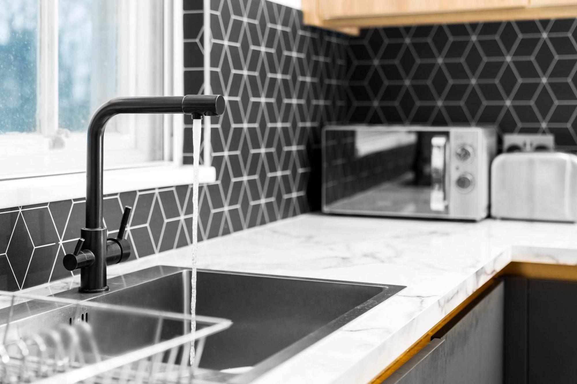 Apartment Luxury 2 Bedroom - Secure Parking - Near Centre - C6k - Rated - Netflix - Wifi - Smart Tv *
