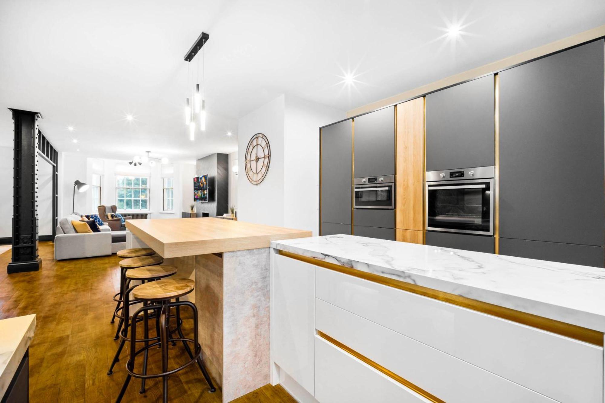 Luxury 2 Bedroom - Secure Parking - Near Centre - C6k - Rated - Netflix - Wifi - Smart Tv * Birmingham