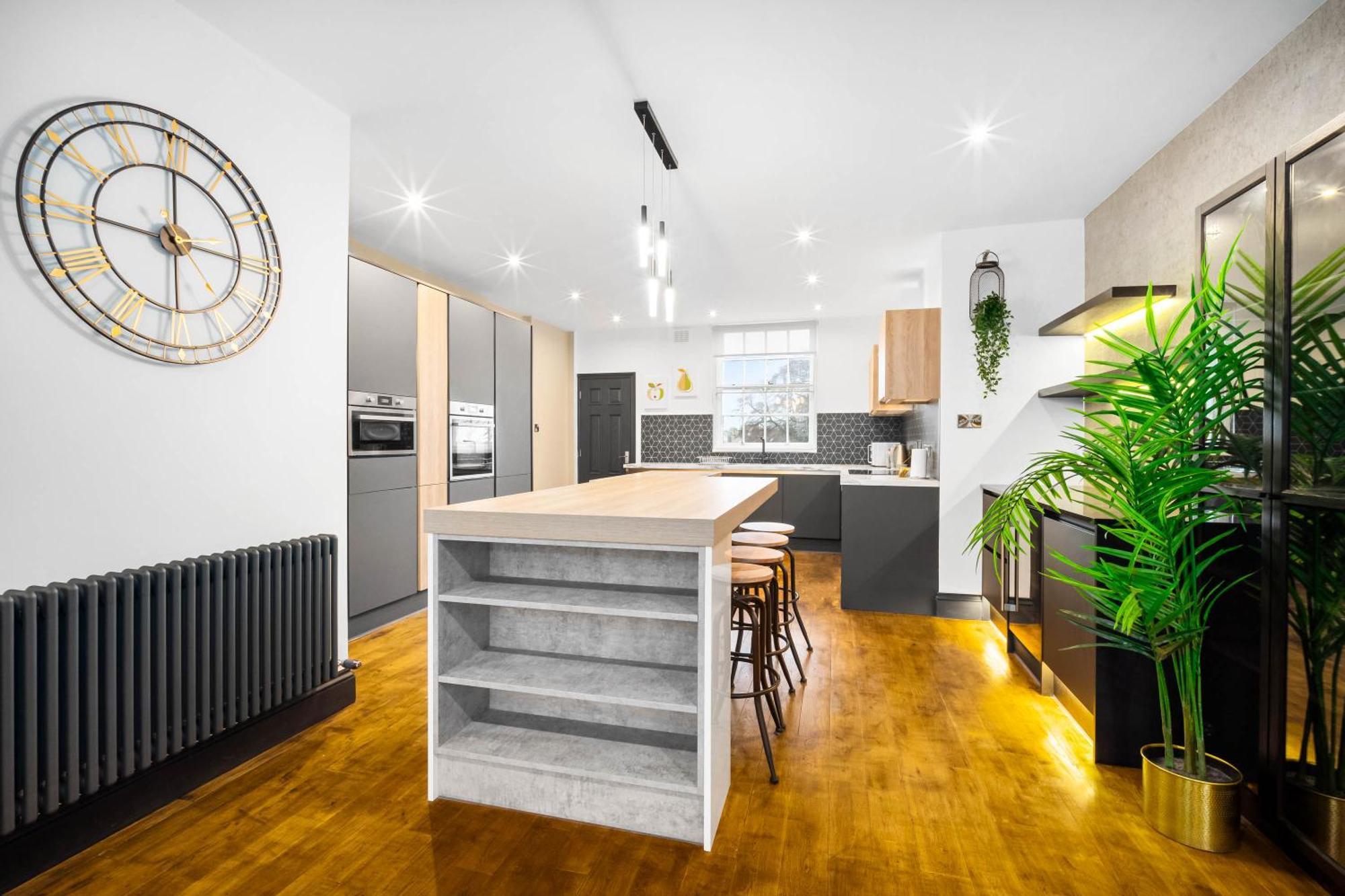 Luxury 2 Bedroom - Secure Parking - Near Centre - C6k - Rated - Netflix - Wifi - Smart Tv Apartment *