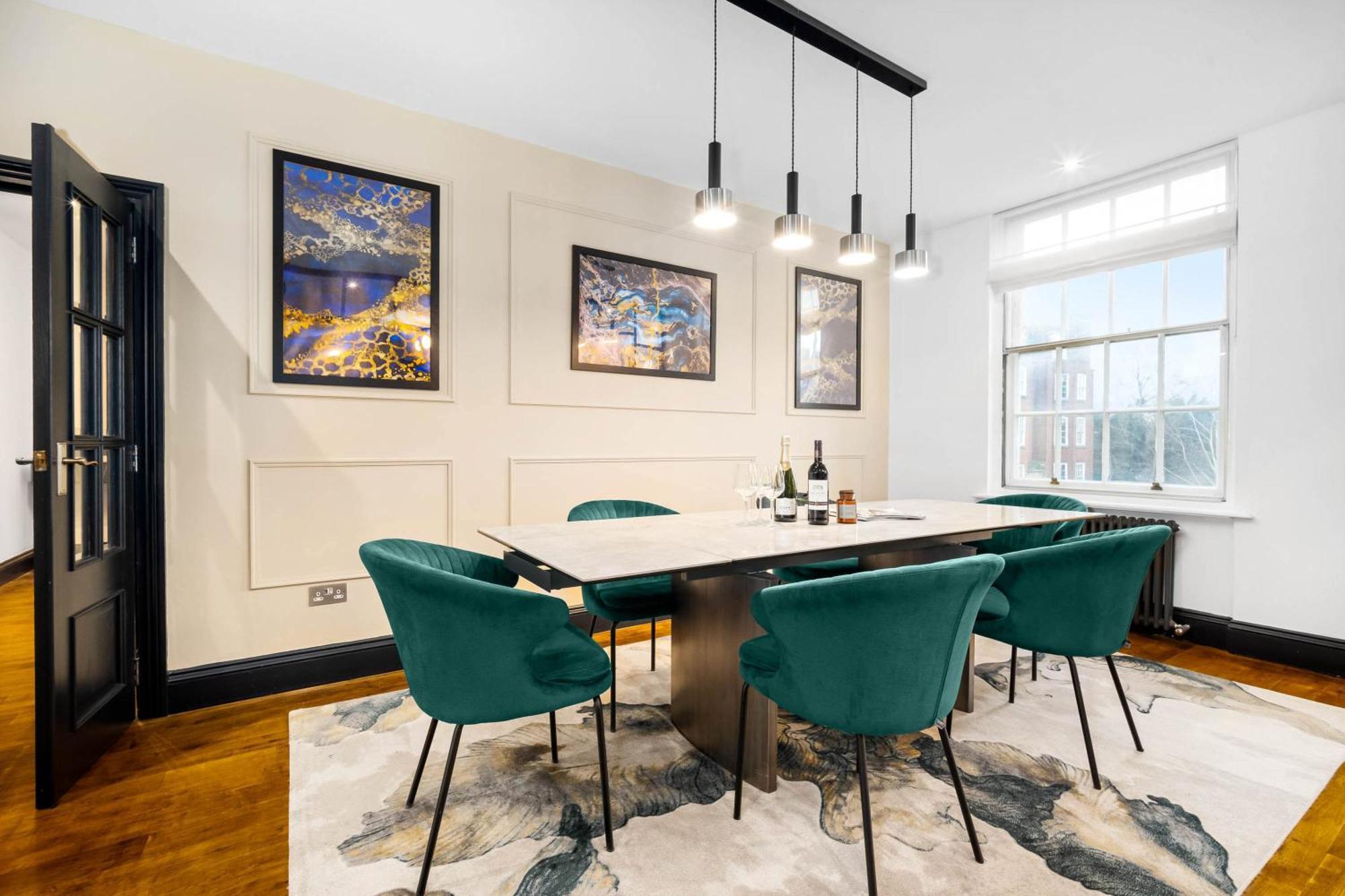 Apartment Luxury 2 Bedroom - Secure Parking - Near Centre - C6k - Rated - Netflix - Wifi - Smart Tv