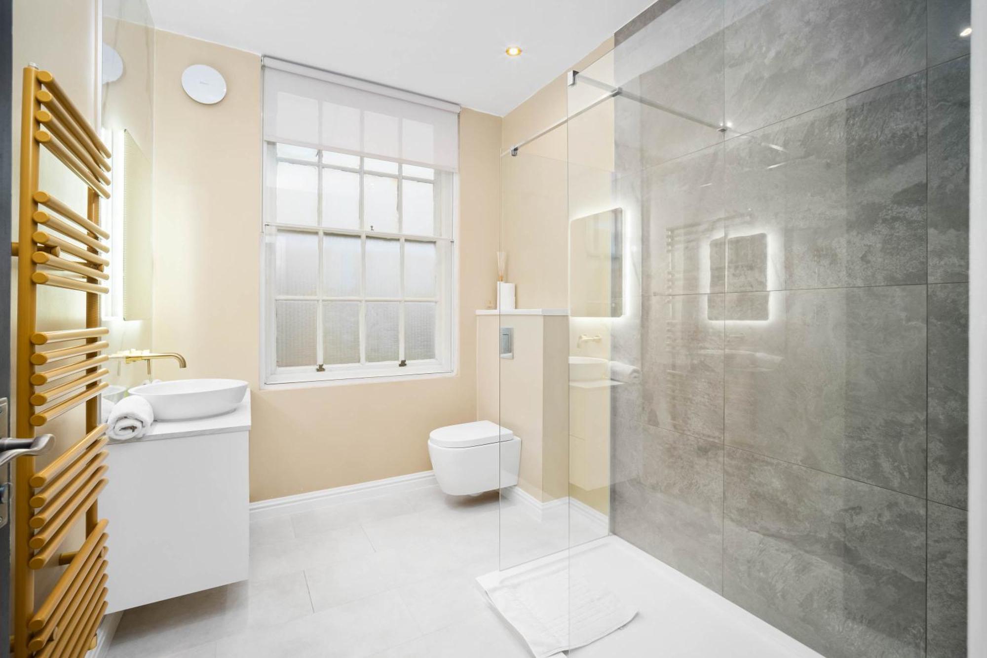 Apartment Luxury 2 Bedroom - Secure Parking - Near Centre - C6k - Rated - Netflix - Wifi - Smart Tv *