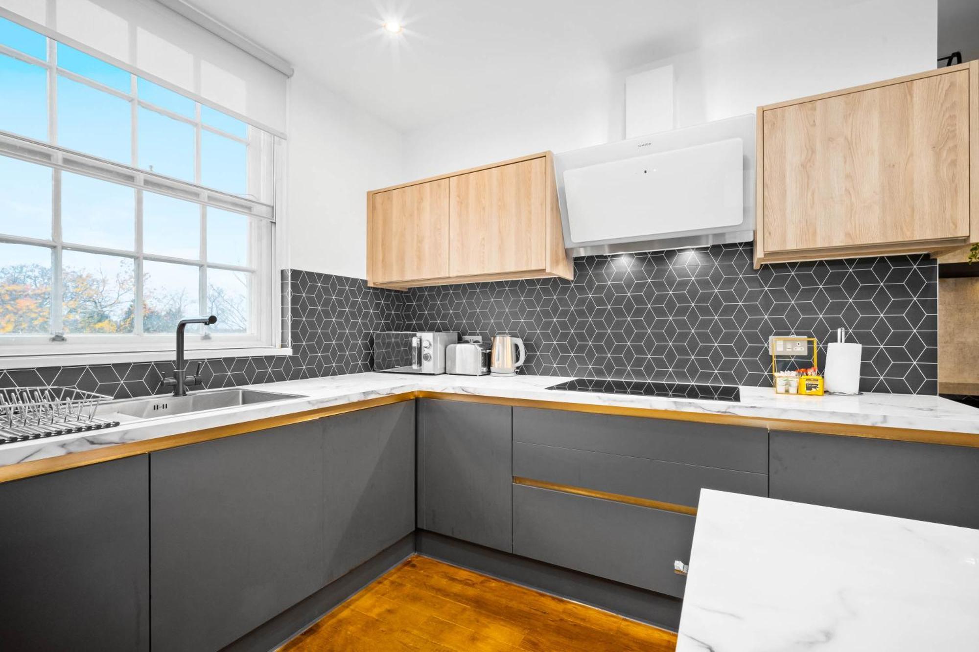 Luxury 2 Bedroom - Secure Parking - Near Centre - C6k - Rated - Netflix - Wifi - Smart Tv *