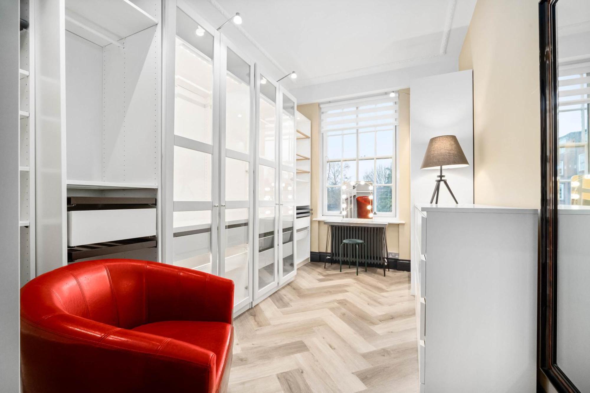 Luxury 2 Bedroom - Secure Parking - Near Centre - C6k - Rated - Netflix - Wifi - Smart Tv Apartment *