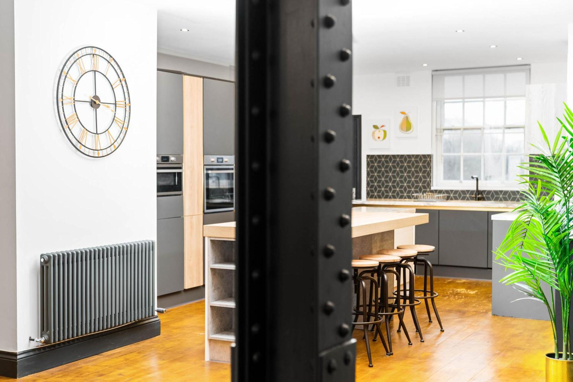 Luxury 2 Bedroom - Secure Parking - Near Centre - C6k - Rated - Netflix - Wifi - Smart Tv Apartment Birmingham
