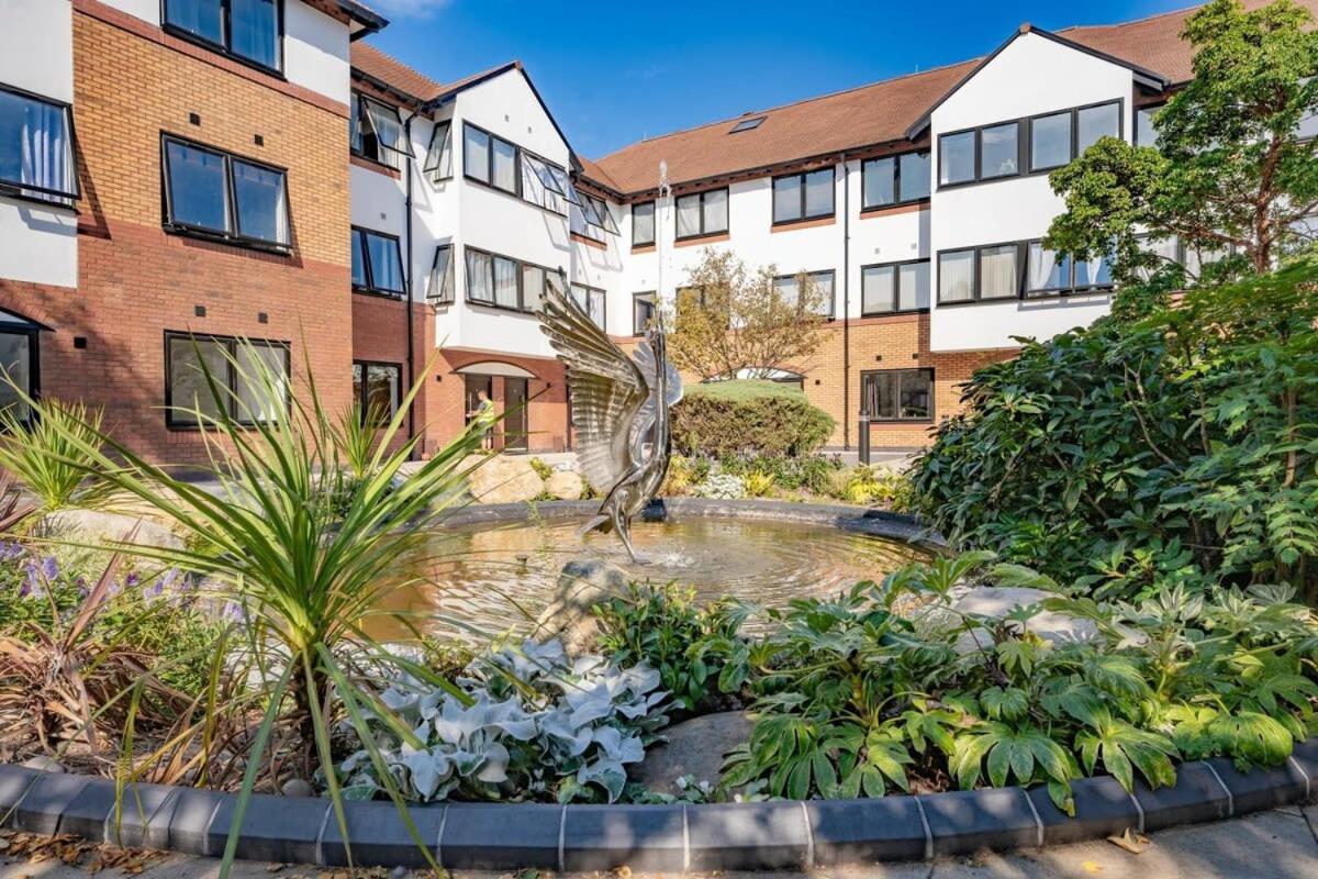 Spacious 2 Bedroom In Apartment