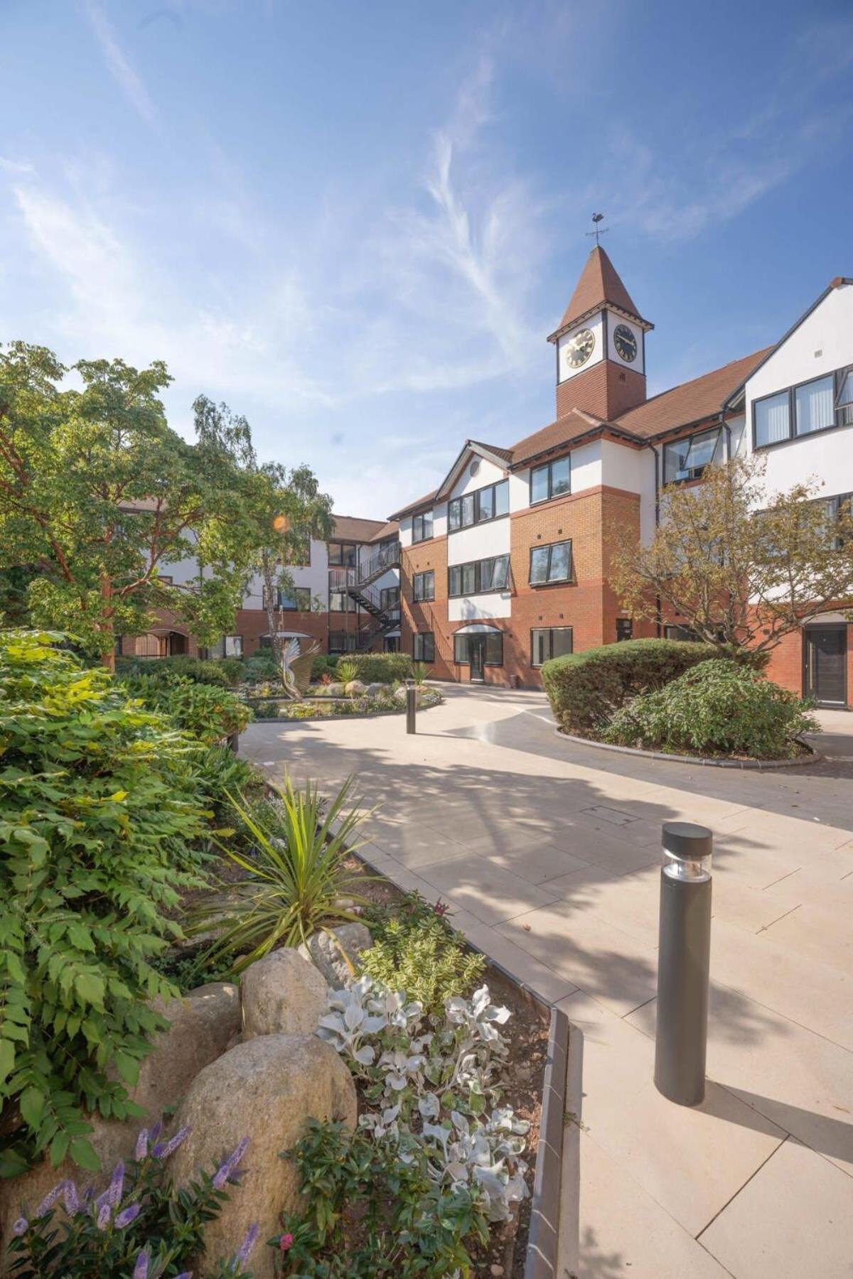 Spacious 2 Bedroom In Apartment