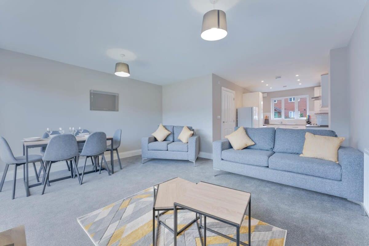 Spacious 3 Bedroom House With Garden In *