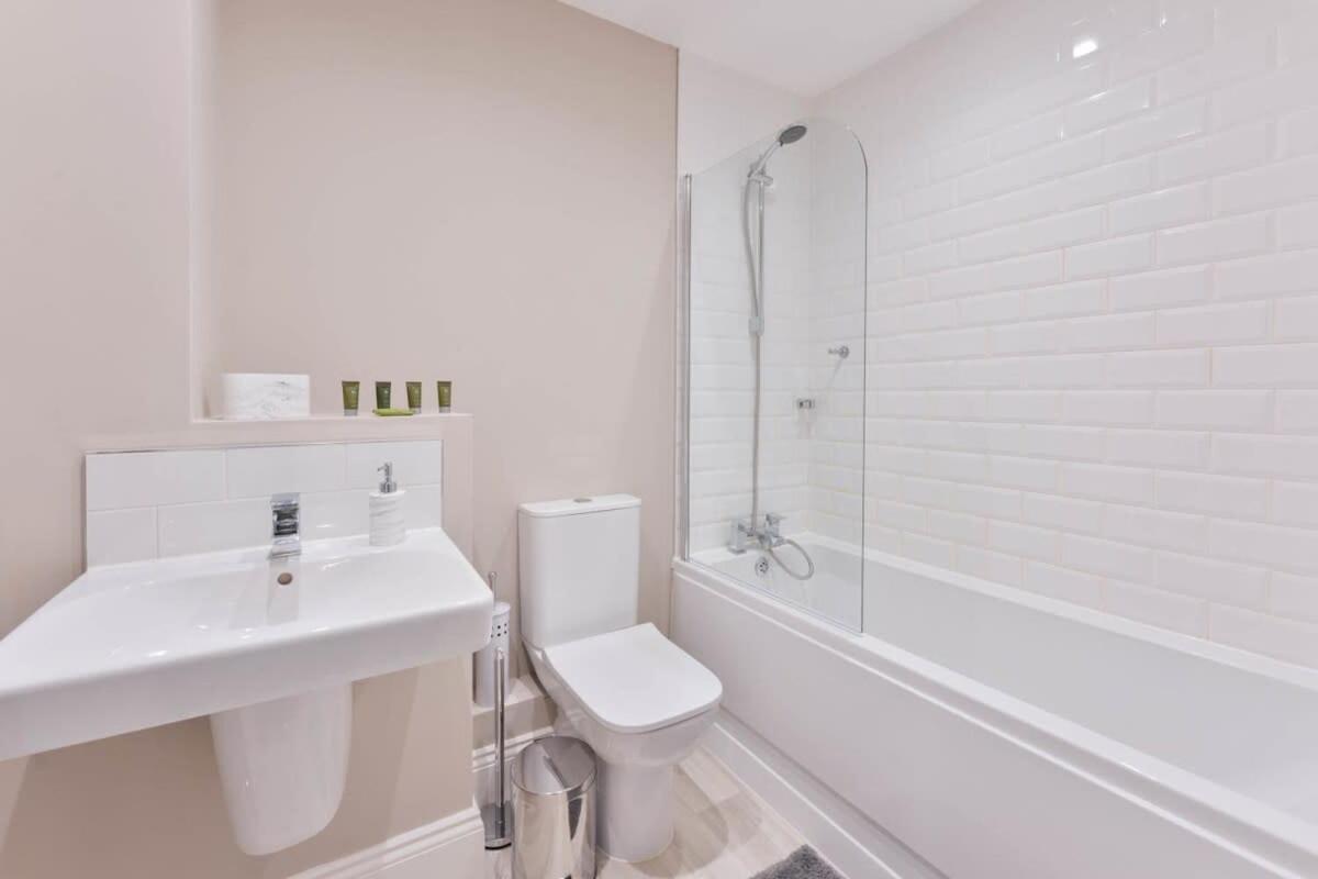 Spacious 3 Bedroom House With Garden In