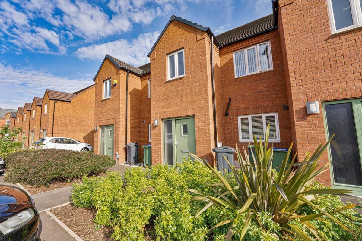 Spacious 3 Bedroom House With Garden In Birmingham
