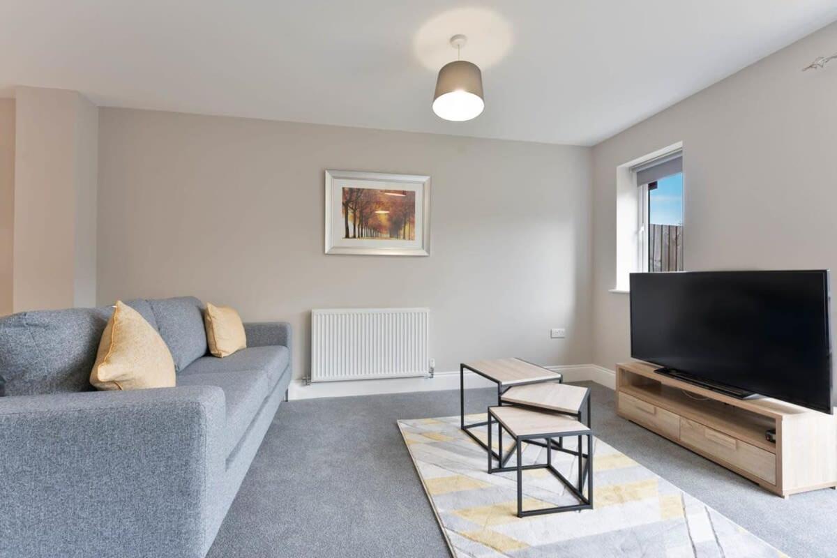 Spacious 3 Bedroom House With Garden In Holiday home *
