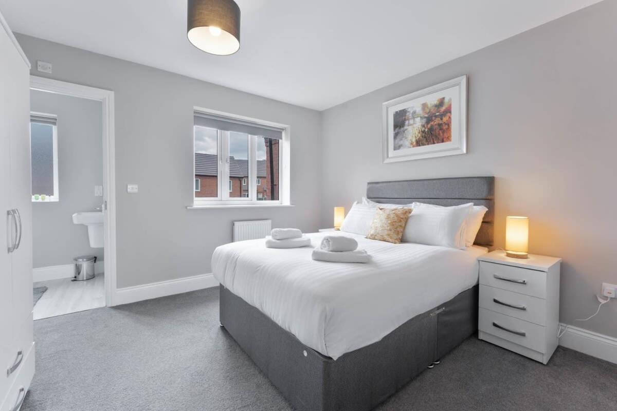 Spacious 3 Bedroom House With Garden In Birmingham