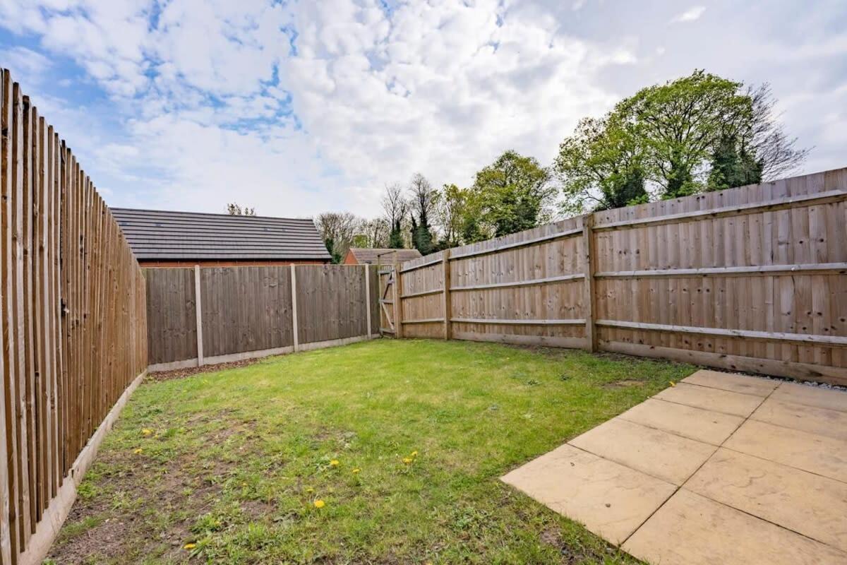 Spacious 3 Bedroom House With Garden In *