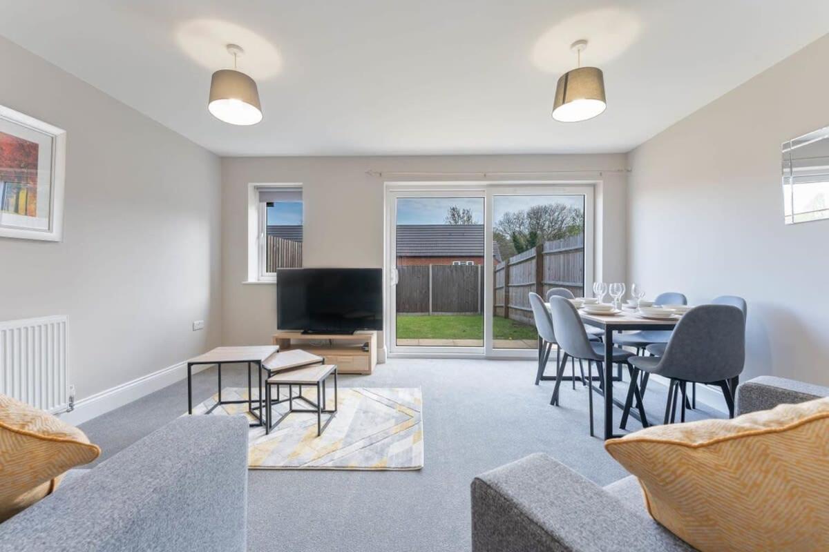 Spacious 3 Bedroom House With Garden In