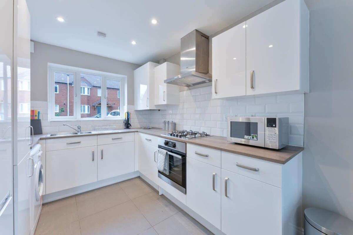 Spacious 3 Bedroom House With Garden In Holiday home *