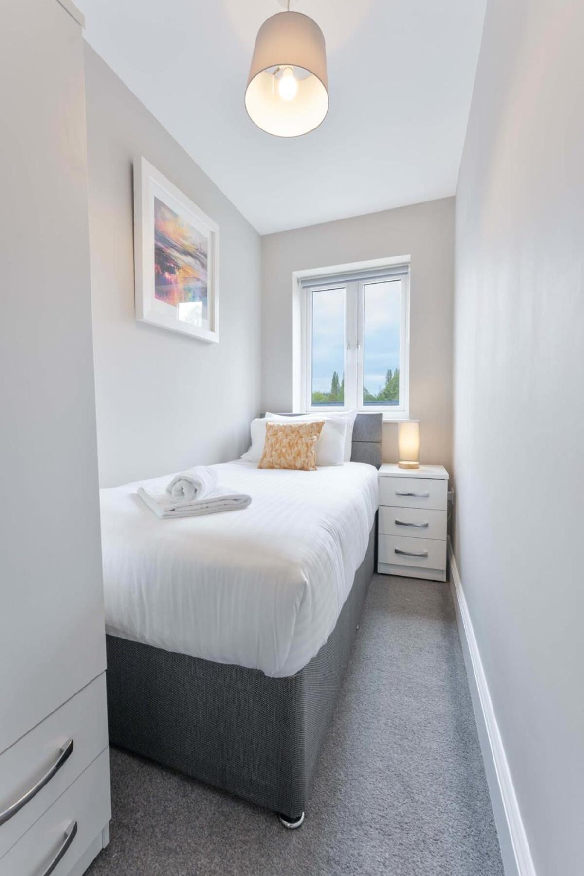 Spacious 3 Bedroom House With Garden In Birmingham