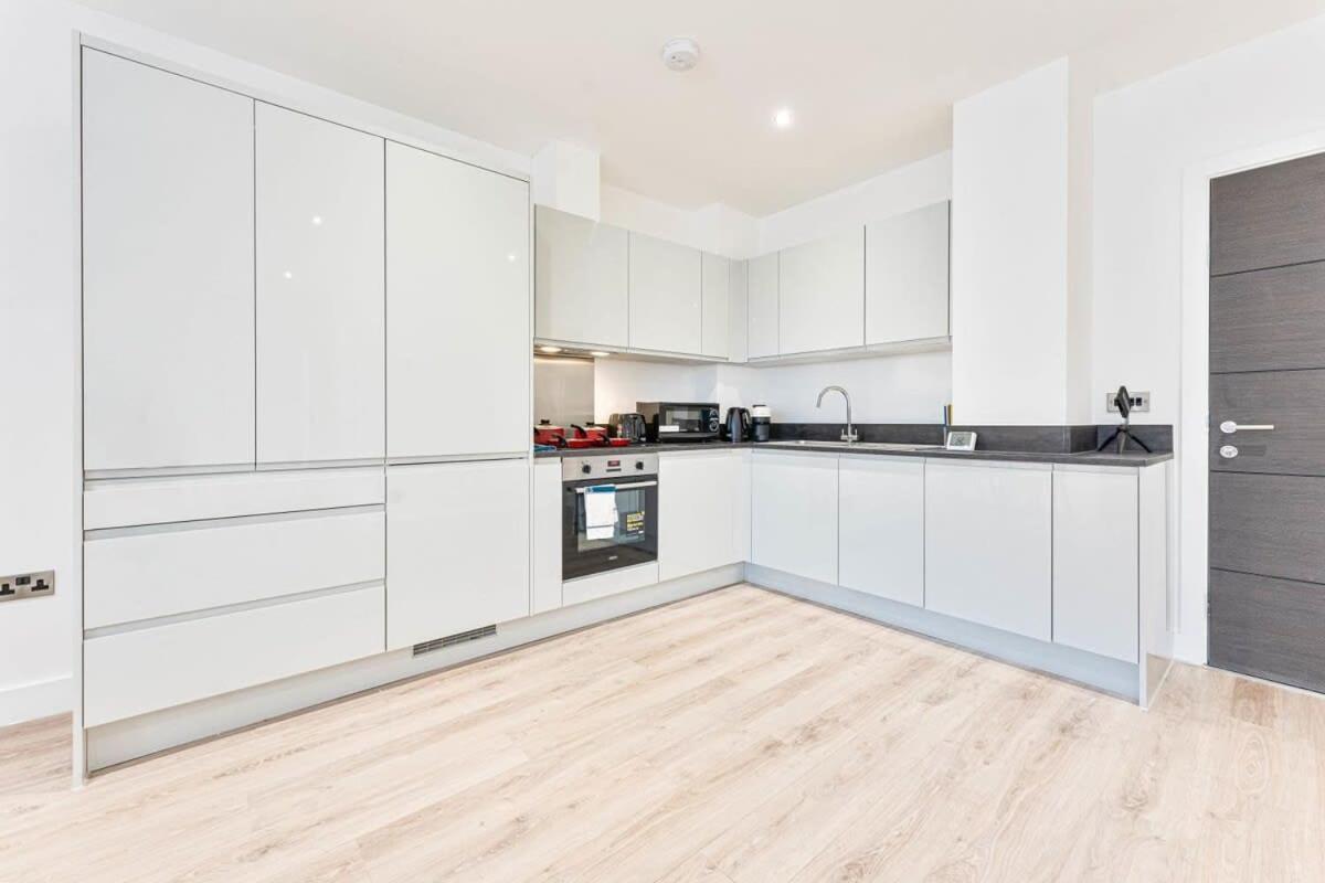 Modern And Stylish 2 Bed In Solihull Apartment *