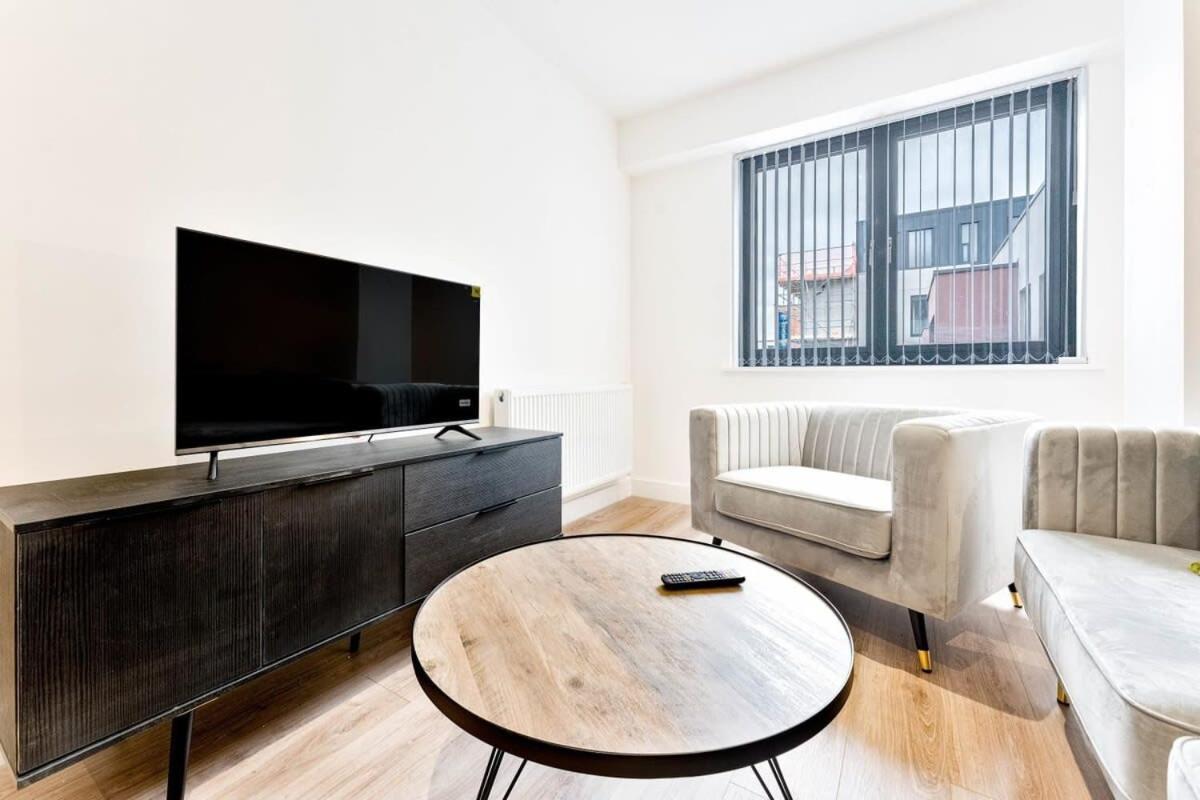 Modern And Stylish 2 Bed In Solihull Apartment *