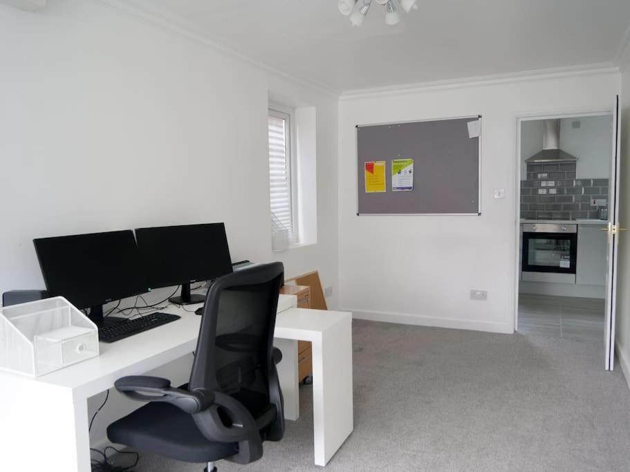 Cosy Four Bed With En-suite Near To Nec Airport And The Holiday home Birmingham