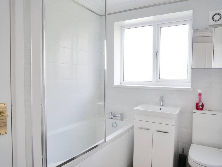 Cosy Four Bed With En-suite Near To Nec Airport And The Holiday home