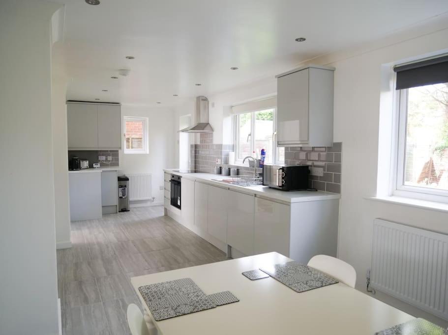 Cosy Four Bed With En-suite Near To Nec Airport And The Birmingham